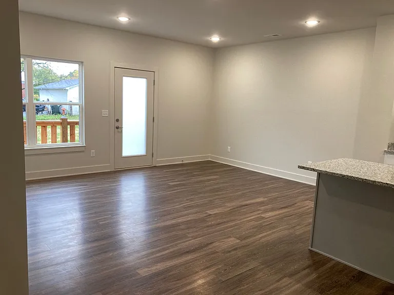 312 Lincoln St — Photo 16