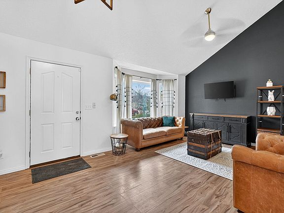 4th image of 4565 Sarah Loop