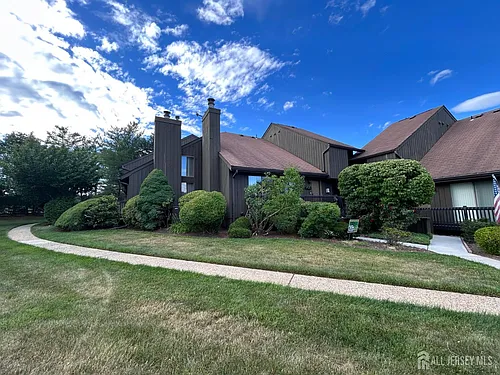 11 Westgate Dr Photo 1