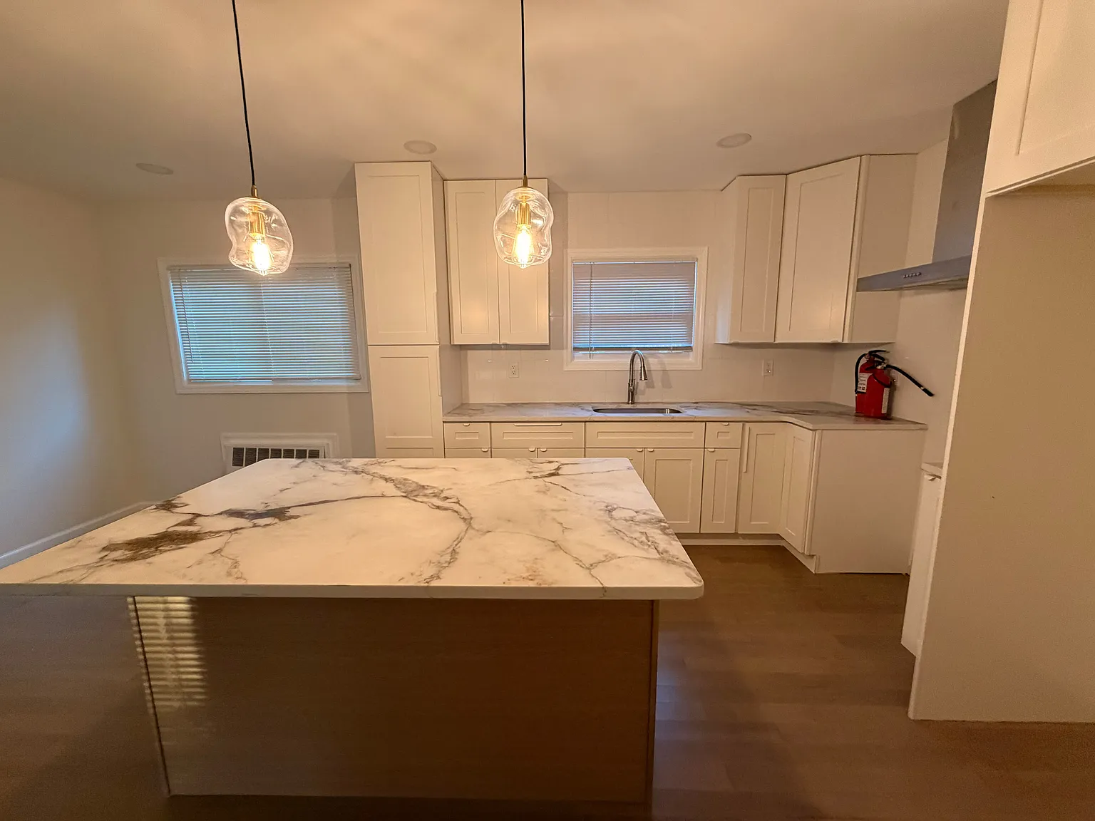 4 bed, 1200 sqft, $3,200 — Photo 2
