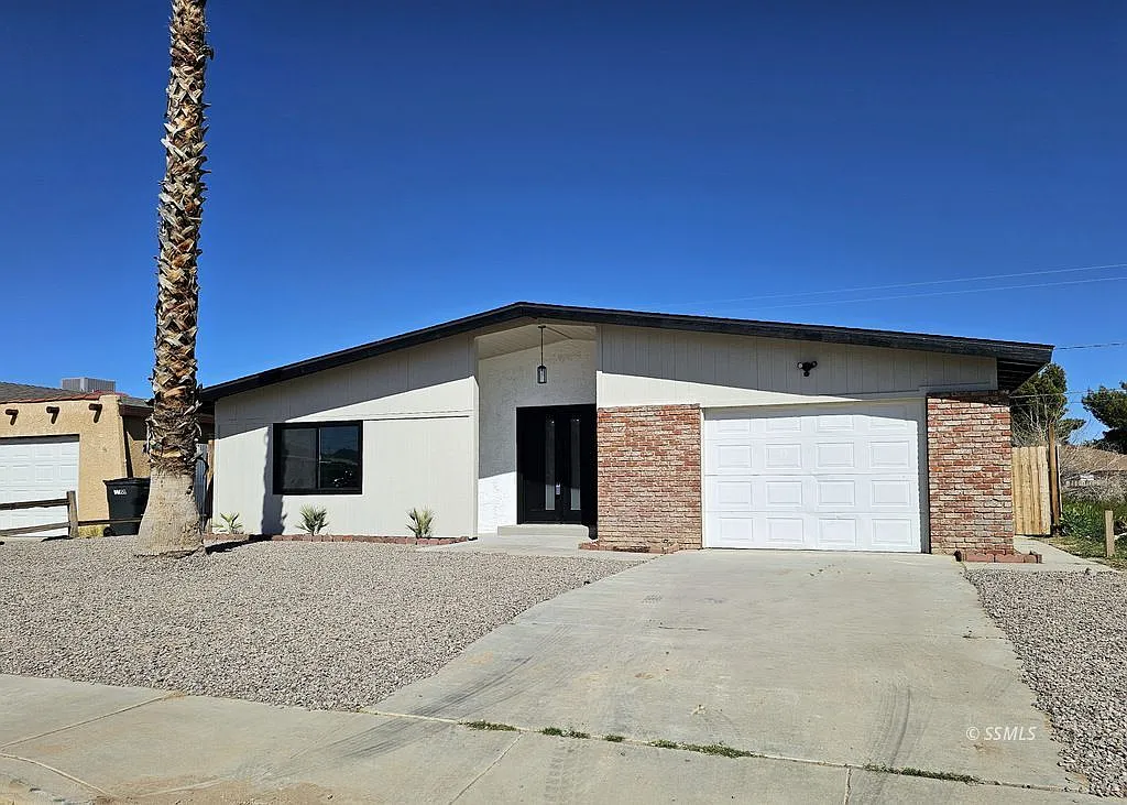 1332 W Willow Ave photo 1