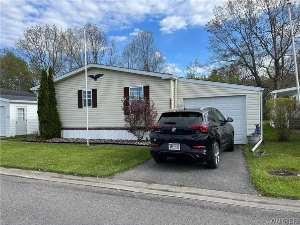 451 Jim Kelly Dr, Lockport, NY 14094