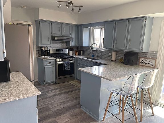 5th image of 445 Lakes Edge Dr