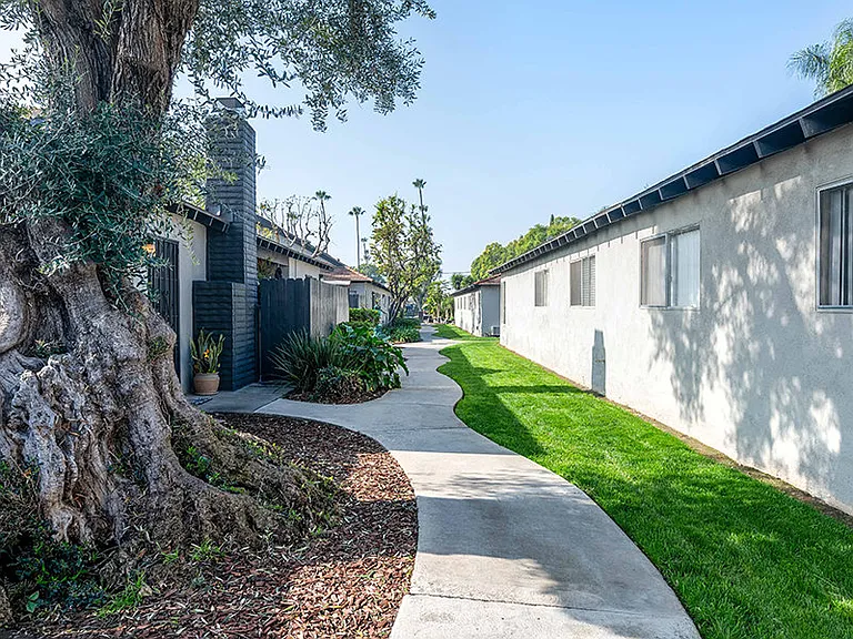 Anaheim Cottages — Photo 20