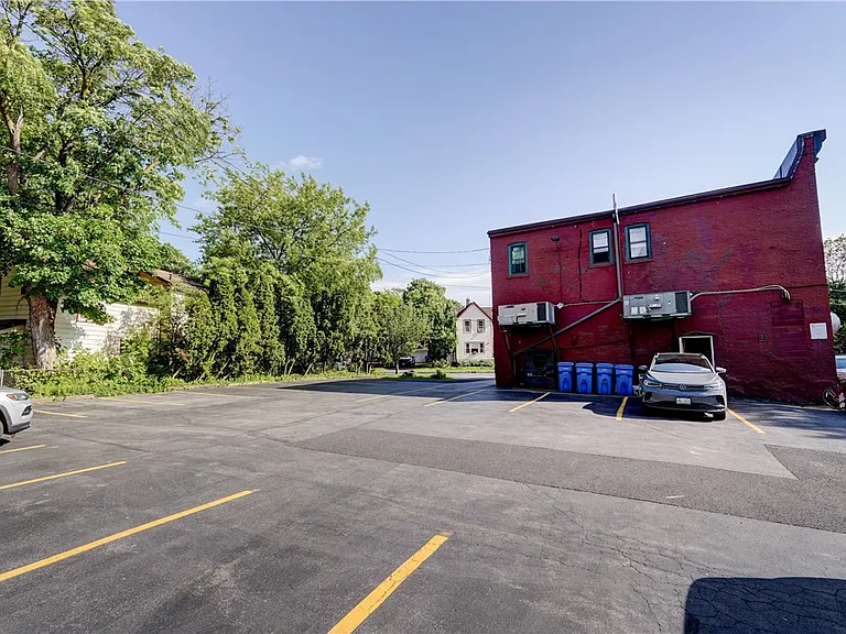 90 Henrietta St #4 — Photo 17
