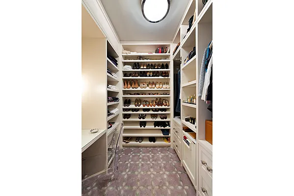 Sold by Warburg | media 7