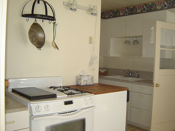 Jenair stove with gas cooktop and Electric oven!