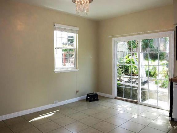 4th image of 214 Texas St