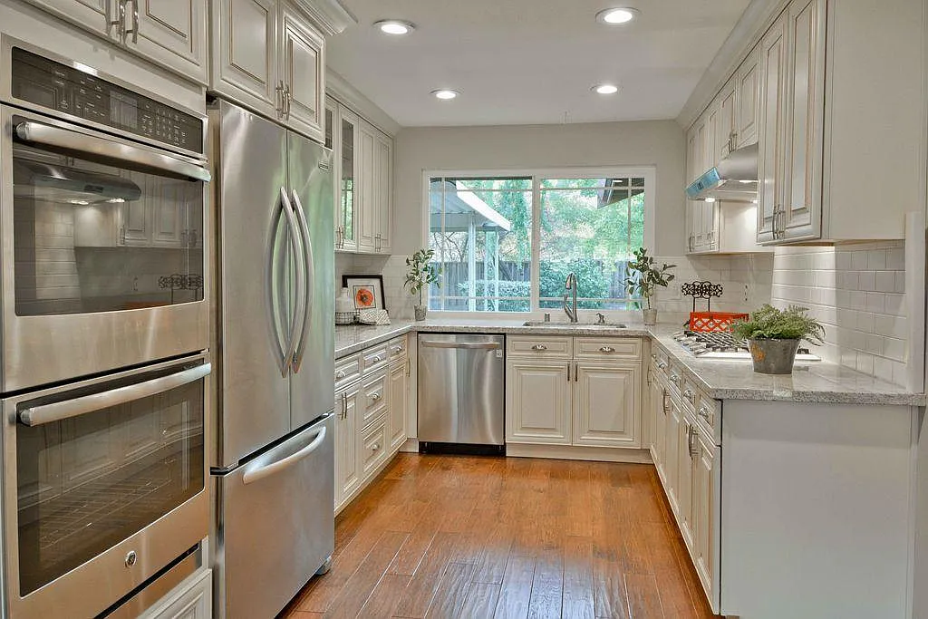4 bed, 2.5 bath, 2292 sqft, $5,400 — Photo 3