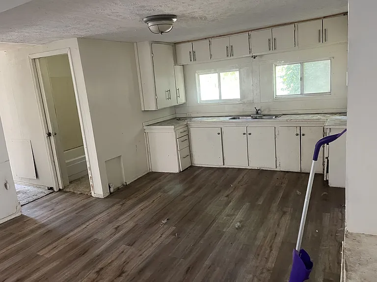 319 N G St — Photo 5