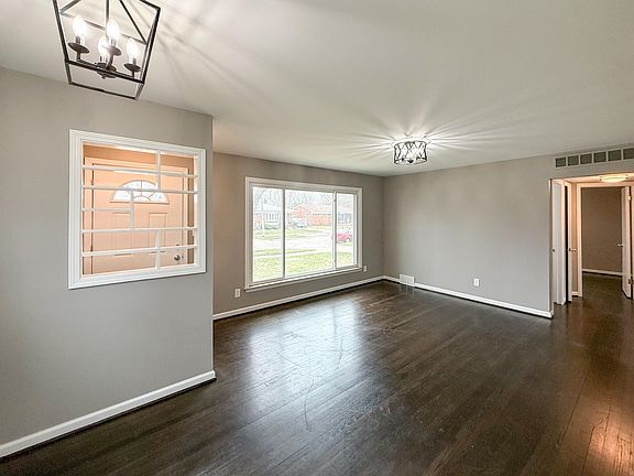 4th image of 22203 Logue Ave
