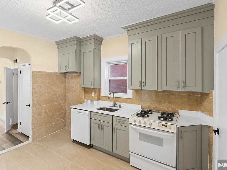 244 Lincoln Ave #1 — Photo 7