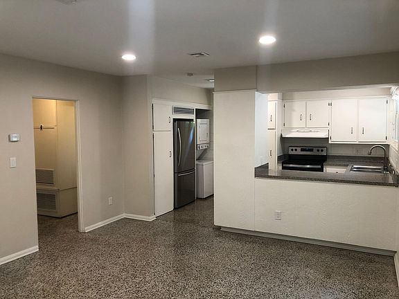 3rd image of 817 Hayden Ln