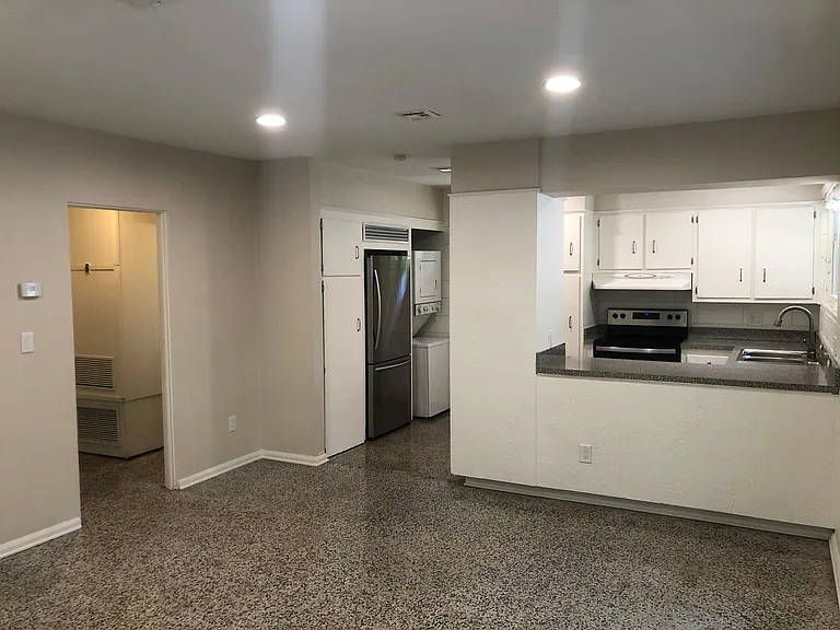 817 Hayden Ln — Photo 3