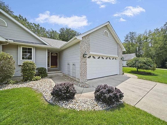 5th image of 2209 Lake Wood Dr