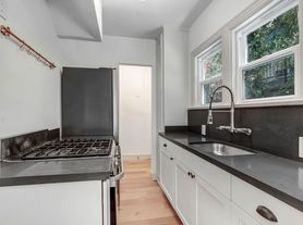 Beautiful 1 Bed / 1 Bath Apartment in the Heart of Virgil Village!