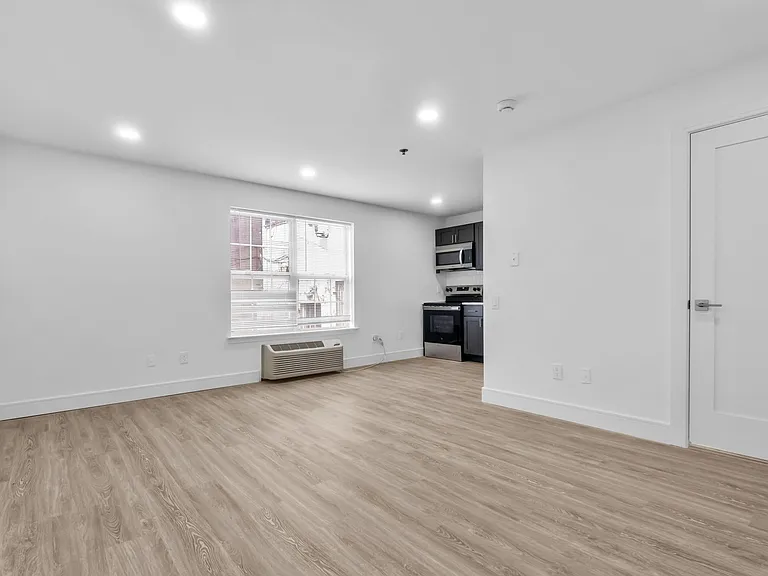 Riverside Apartments — Photo 8