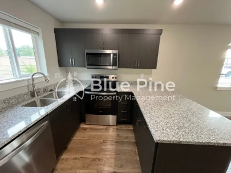 2 bed, 1.5 bath, 923 sqft, $1,295 — Photo 4