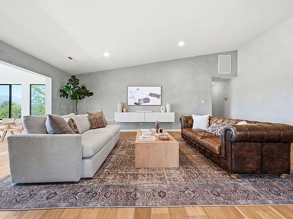 5th image of 2961 Panorama Dr