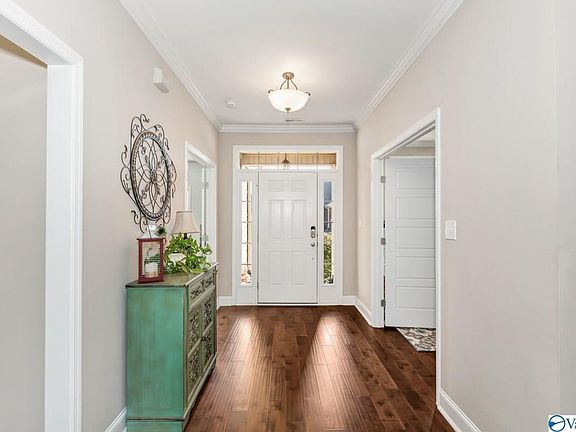 3rd image of 404 Creekwater Cir