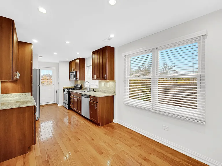 2218 W Augusta Blvd — Photo 11