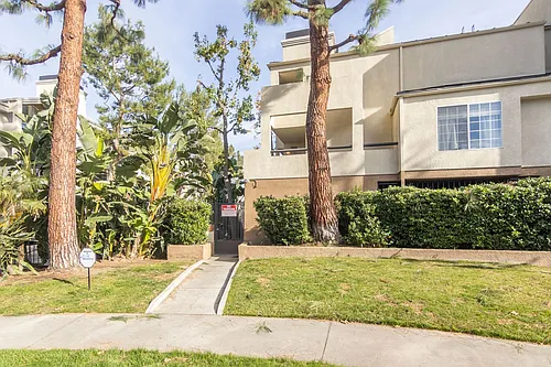 5500 Owensmouth Ave Photo 1