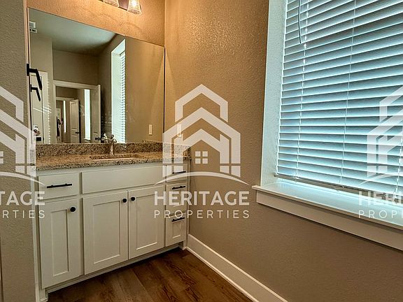 5th image of 1008 Halsell St #300
