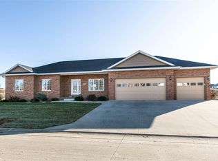 842 Amara Ct, Peosta, IA 52068