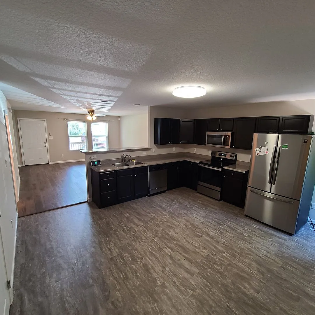 3 bed, 2.0 bath, 1316 sqft, $2,100 — Photo 3