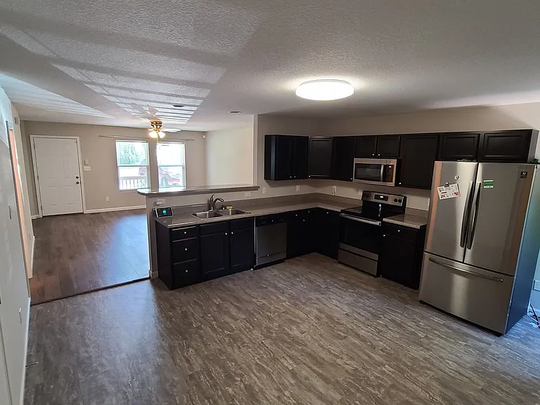 2101 Nadine St — Photo 3