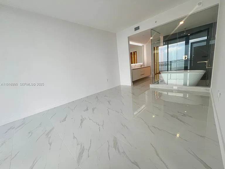 700 NE 24th St #3501 — Photo 9