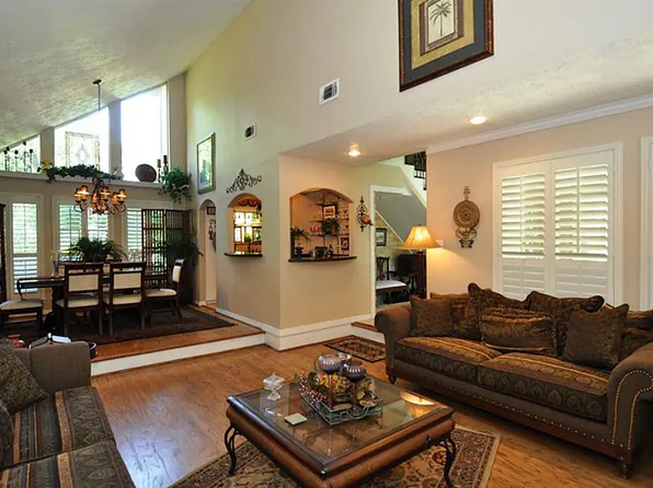 911 Golden Bear Ln, Humble, TX 77339