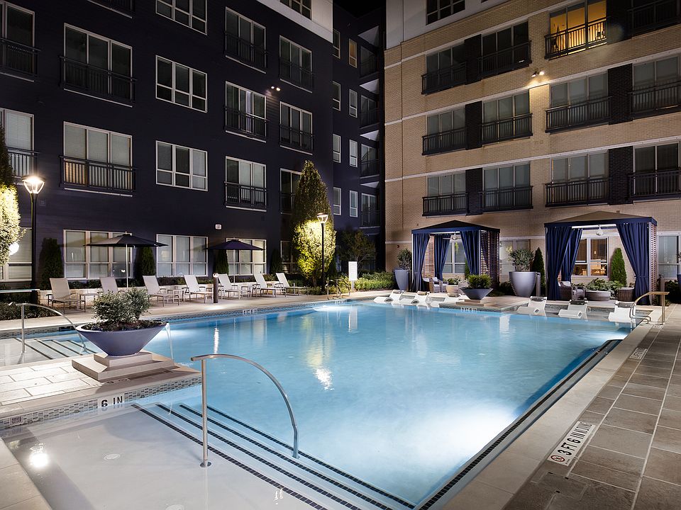 Resort-Style Pool Courtyard