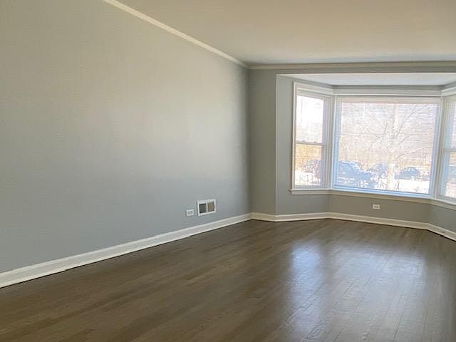 Extra large living room with bays windows