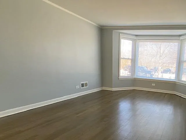 Extra large living room with bays windows