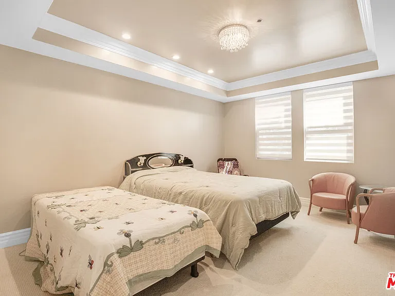 850 N Croft Ave #203 — Photo 17