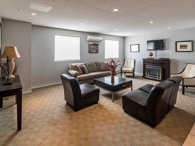 122 A Bronte St S — Photo 10
