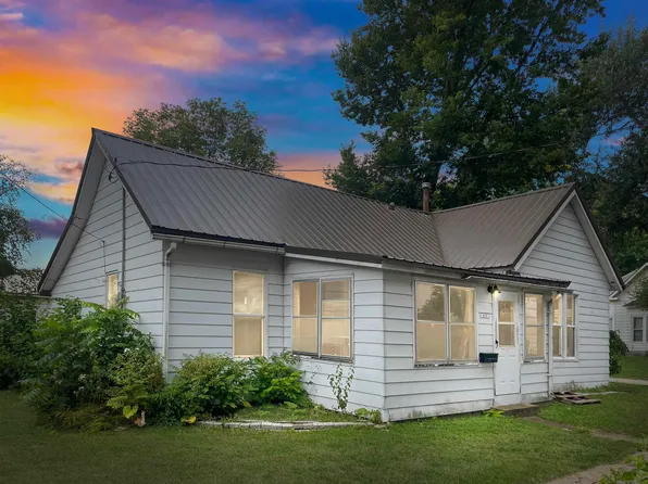 615 Woodlawn Ave, Traer, IA 50675
