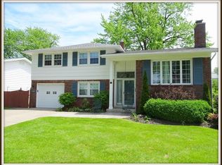 71 Ava Ln, Williamsville, NY 14221