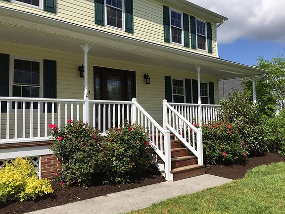 Large front porch - 2 swings