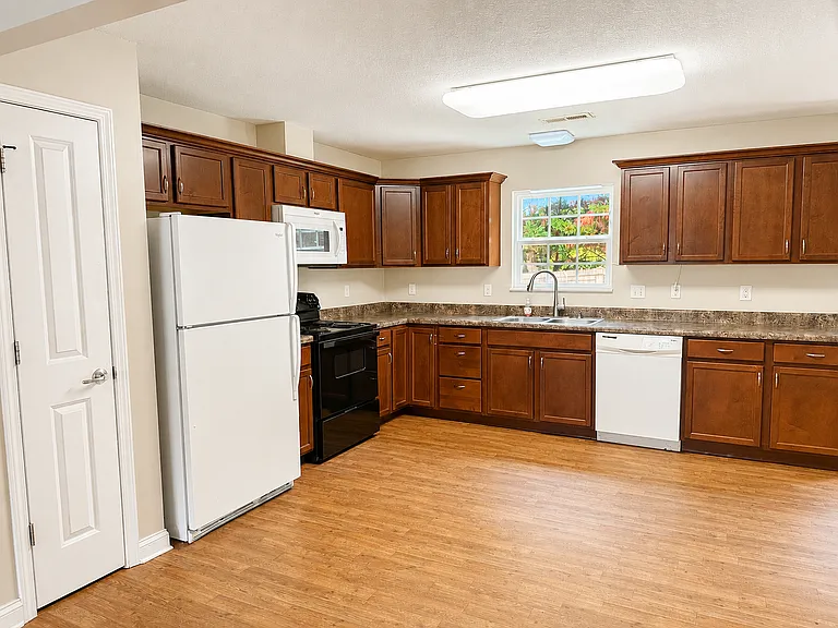 1005 Lennox Cir — Photo 8