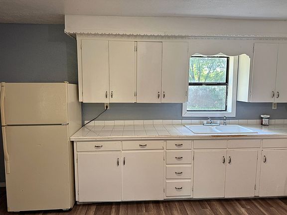 5th image of 808 E Bank St