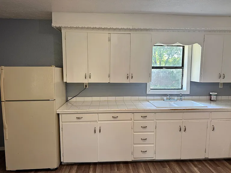 808 E Bank St — Photo 5