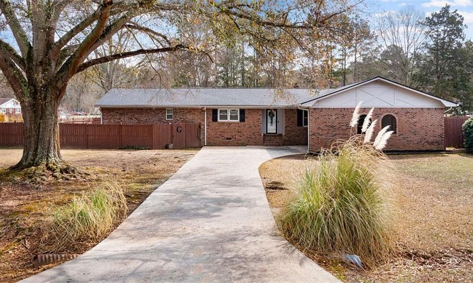 1st image of 305 Greenview Ct