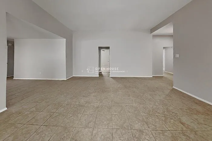 4 bed, 2.0 bath, 2422 sqft, $2,350 — Photo 3