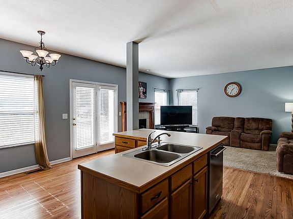 4th image of 1037 Laketree Ct E