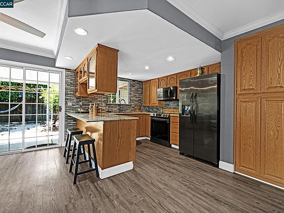 2nd image of 552 Redwood Dr