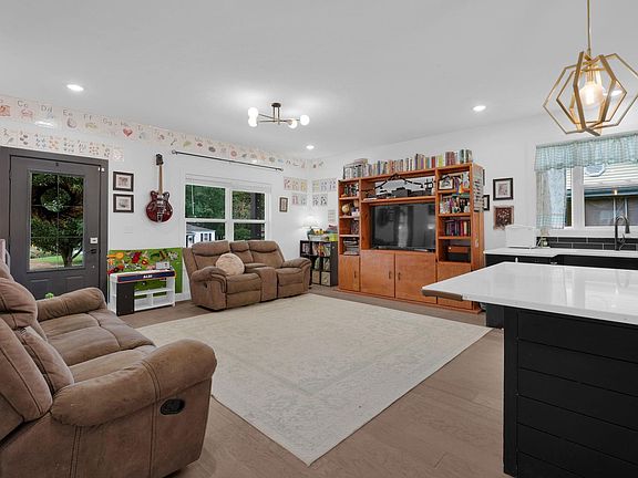 4th image of 2814 Eastern Ave