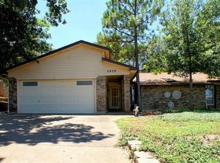 2828 Cummings Dr, Bedford, TX 76021