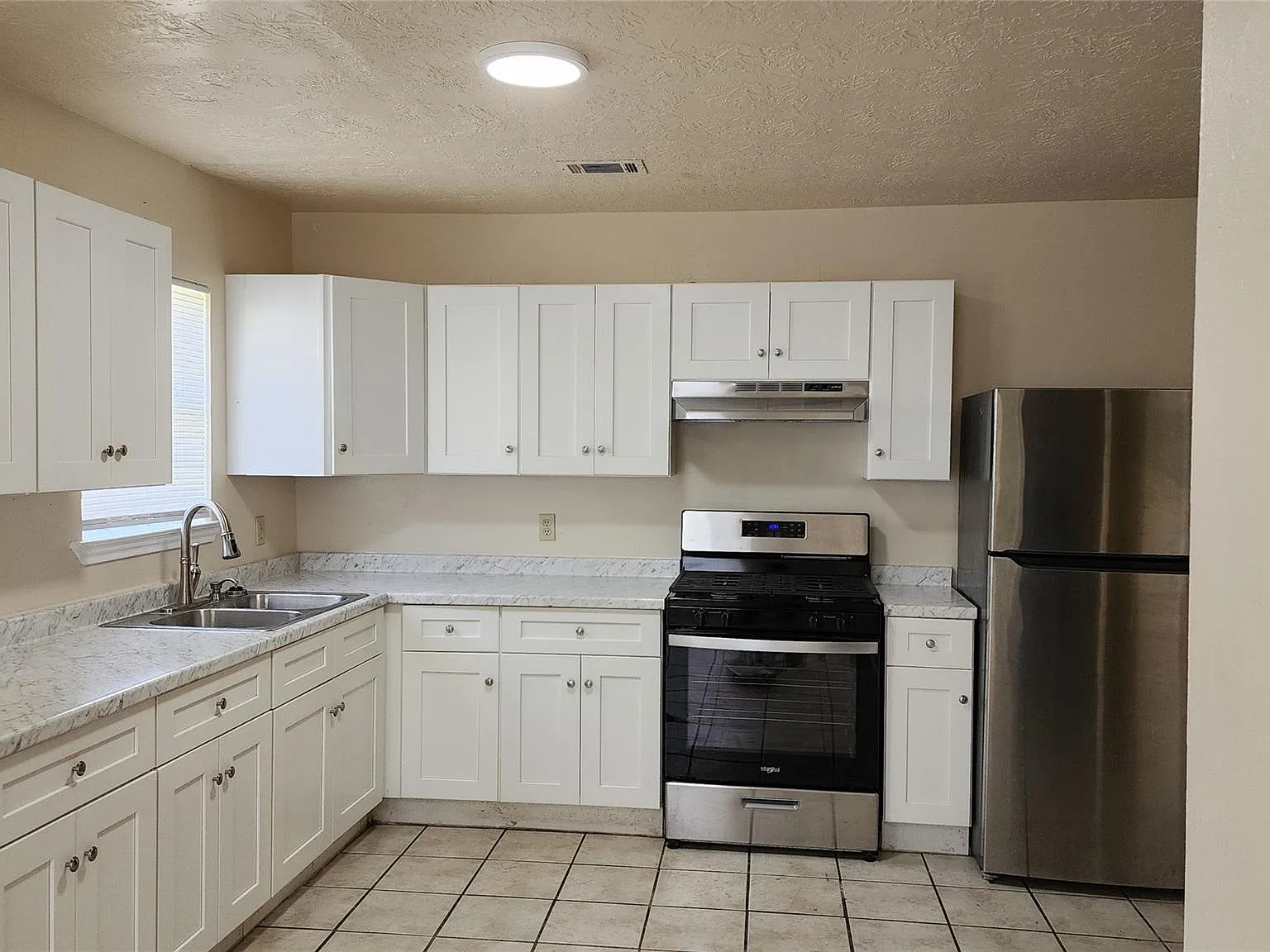 3 bed, 1.0 bath, 1047 sqft, $1,625 — Photo 2